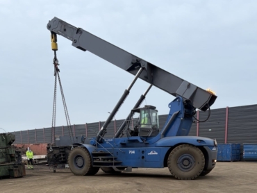 Praxisnahe Ausbildung Reachstacker mit Kranhaken im Hafen Mannheim