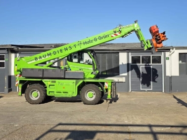 Teilnehmer absolvieren die Teleskopstaplerausbildung mit praktischen Übungen direkt beim Baumdienst in Essen