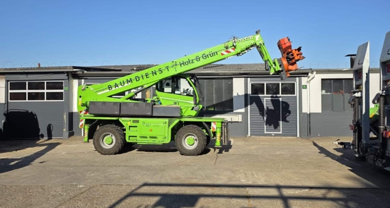 Teilnehmer absolvieren die Teleskopstaplerausbildung mit praktischen Übungen direkt beim Baumdienst in Essen