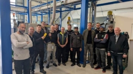 Teilnehmer der Leichtbaukran Schulung bei REIKU in Wiehl-Bomig während der praktischen Übung am teilkraftbetriebenen Kran