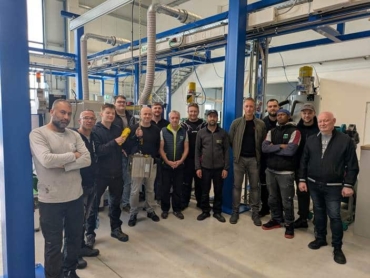 Teilnehmer der Leichtbaukran Schulung bei REIKU in Wiehl-Bomig während der praktischen Übung am teilkraftbetriebenen Kran